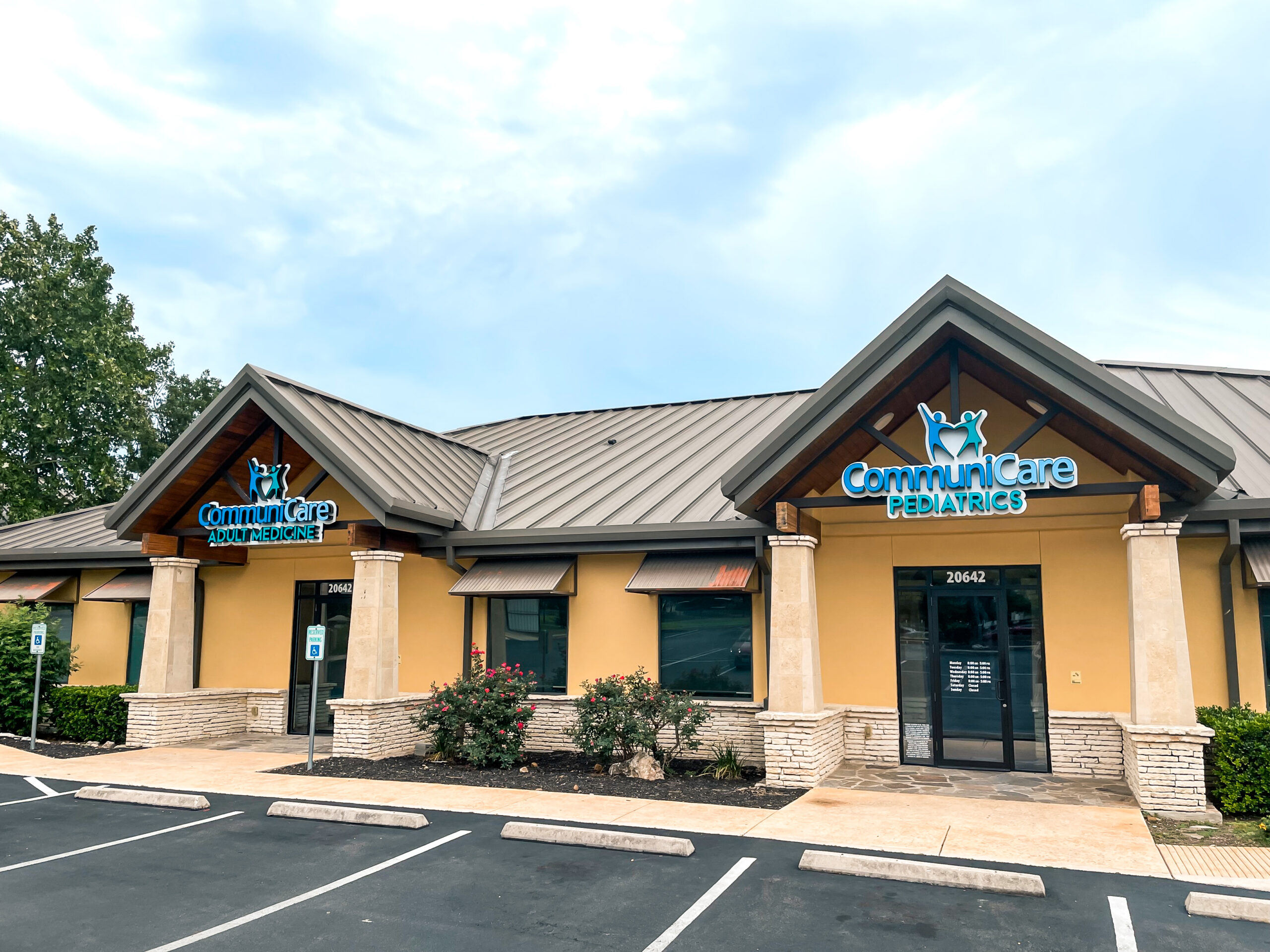 Photo of the front entrance to CommuniCare's Stone Oak Campus, located on Stone Oak Parkway.