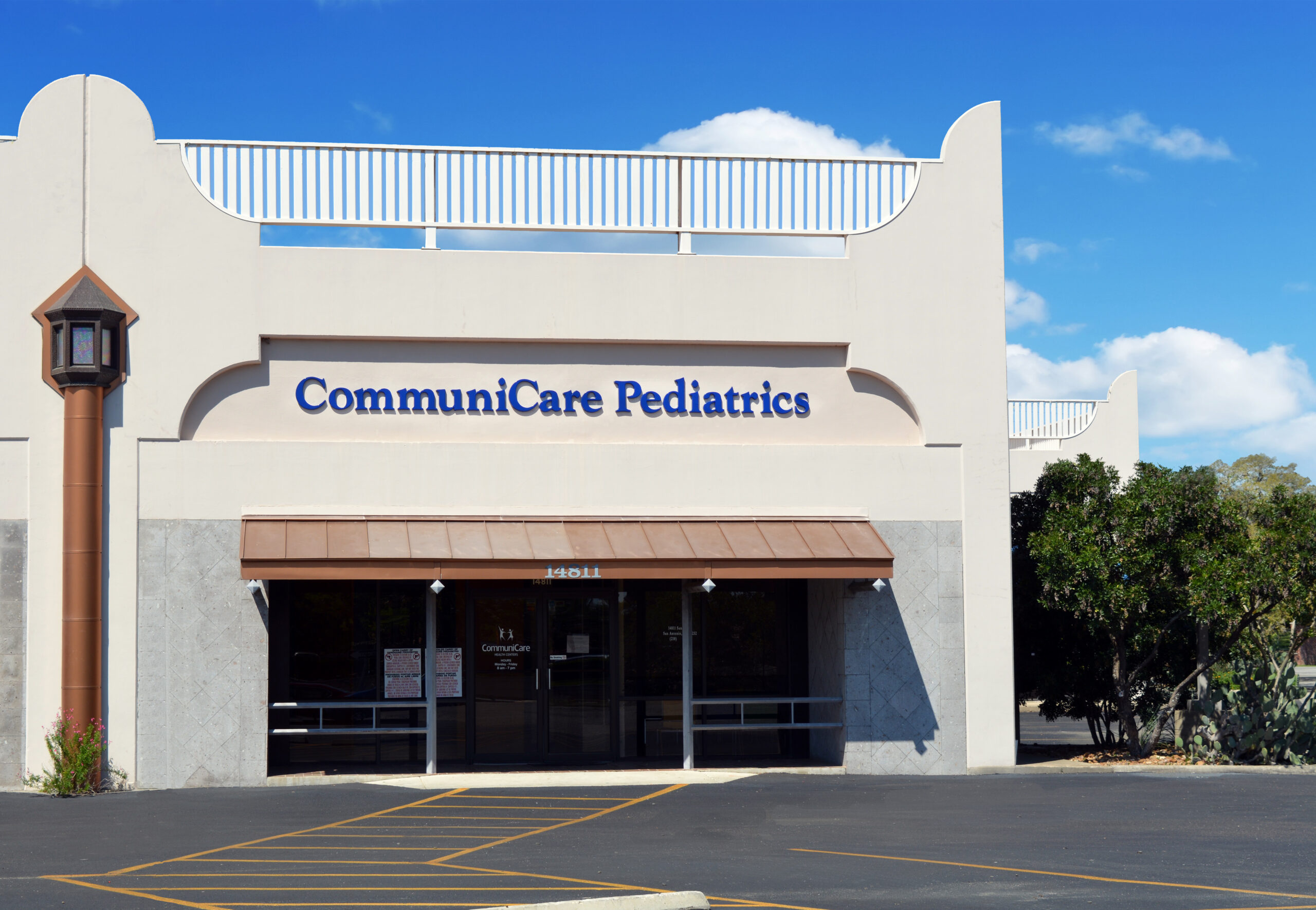 Outside view of CommuniCare's Hill Country Village Clinic